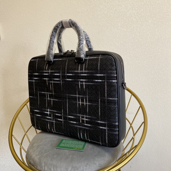 ボッテガヴェネタバッグ背面デザイン